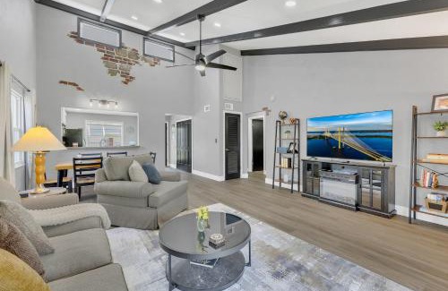 Historic Downtown Melbourne Apartment | Ground Level and End Condo Unit - Quiet 2 Bedrooms and 1 Bath