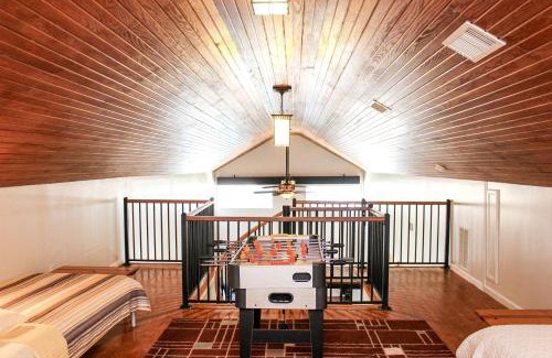 La Grange House | Group Cabin with Kayaks and Foosball Table in La Grange, Texas
