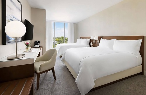 Bay Harbor Islands Hotel | Group Getaway! 3 Modern Rooms with Balcony! Rooftop Pool, Pets Allowed!