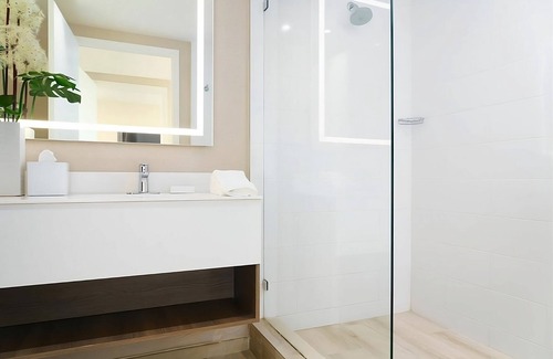 Bay Harbor Islands Hotel | Group Getaway! 3 Modern Rooms with Balcony! Rooftop Pool, Pets Allowed!