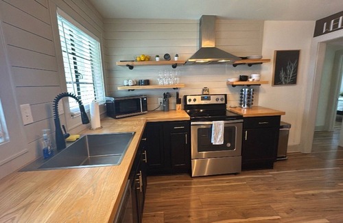 West End House | Group-Ready West End Duplex - Save Big Midweek