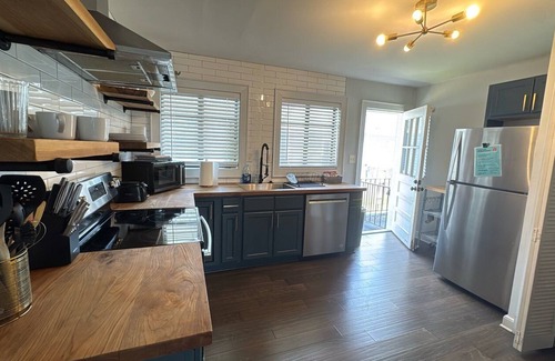 West End House | Group-Ready West End Duplex - Save Big Midweek