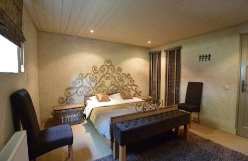 Alphen House | Group Stay with Private Pool and Sauna