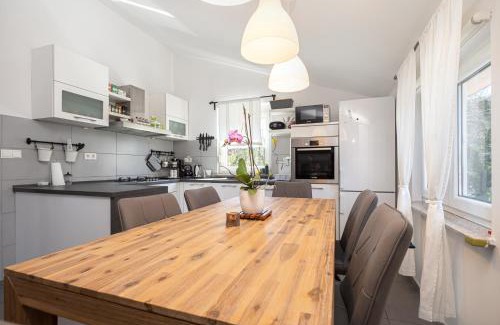 Hreljin Apartment | Guest house Gaj B4 in Hreljin with gym and barbecue