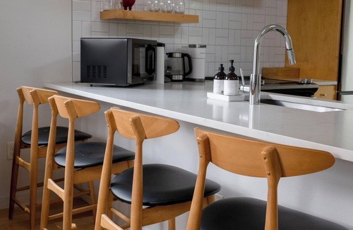 Blackshear-Prospect Hill House | Guest House + Shared Pool - Eastside Palm Flat!