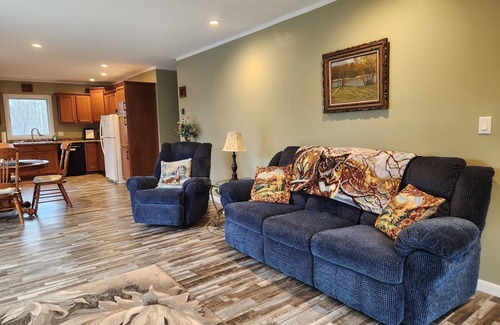 Houghton House | Guest house w heated garage/fiber internet near MTU