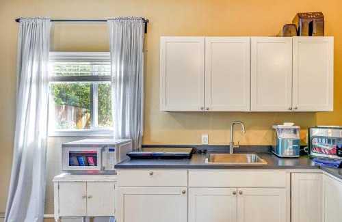 Aloha Apartment | Guest Suite in Portland Area with Shared Patio