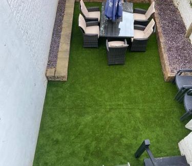 Parsons Green and Walham House | GuestReady - Family Home with Garden for 6
