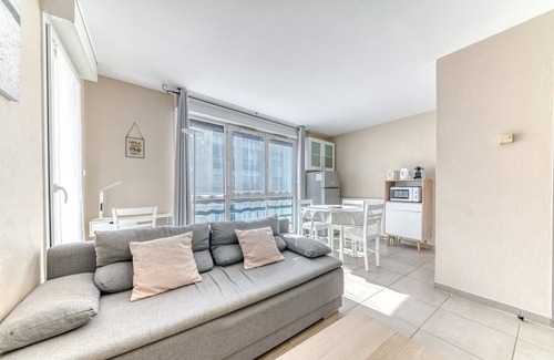 Lyon City Centre Apartment | GuestReady - Sleek & Sunny Comfort near the Tram