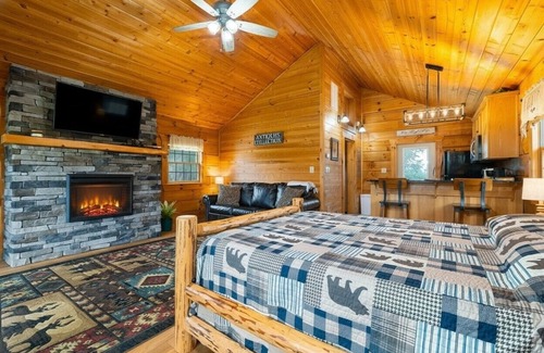 Stanley Cabin | GUESTS RAVE: Super Clean. LURAY Log Cabin Mountain Views Hot Tub Stone Fireplace