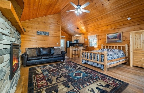 Stanley Cabin | GUESTS RAVE: Super Clean. LURAY Log Cabin Mountain Views Hot Tub Stone Fireplace