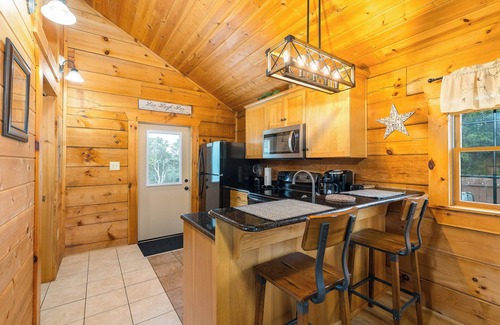 Stanley Cabin | GUESTS RAVE: Super Clean. LURAY Log Cabin Mountain Views Hot Tub Stone Fireplace