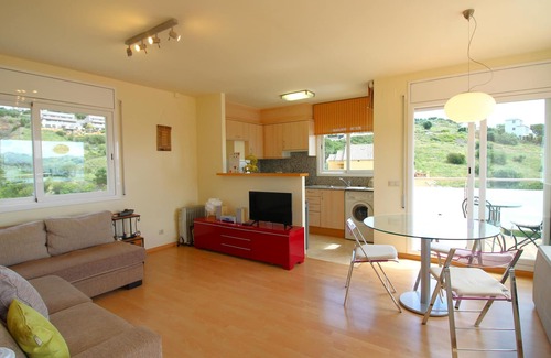 Llanca Apartment | GUILLEM DE BERGUEDÀ - Àtico en la zona de grifeu con gran terraza y vistas al mar.