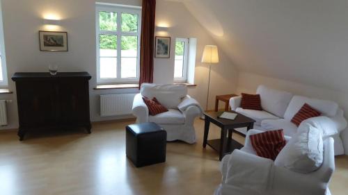 Gingst Apartment | Gut-Rattelvitz-Galerie-D-hochwertig-Sauna-Kamin-eTankstelle-Spielscheune-15-000qm-Parkland