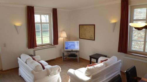 Gingst Apartment | Gut-Rattelvitz-Parterre-C-hochwertig-Sauna-Kamin-eTankstelle-Spielscheune-15-000qm-Parkland