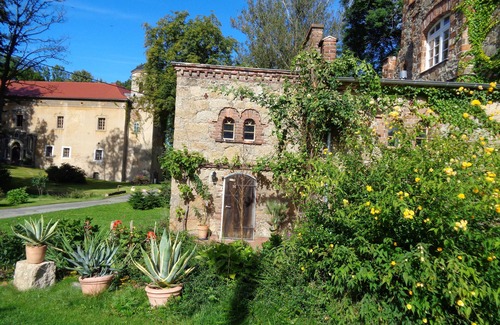 Vierkirchen Apartment | Gutshof am Wasserschloss Döbschütz, located between Görlitz and Bautzen