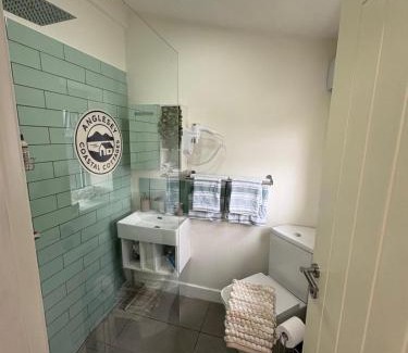 Brynsiencyn House | Gwens House - Traditional Cottage With Hot Tub