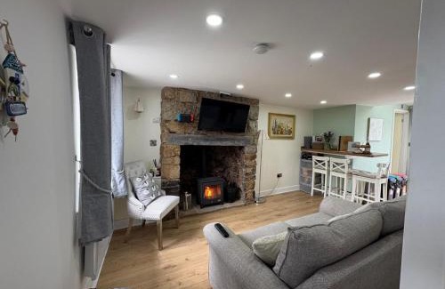 Brynsiencyn House | Gwens House - Traditional Cottage With Hot Tub