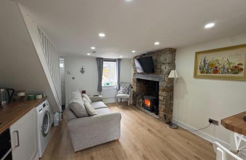 Brynsiencyn House | Gwens House - Traditional Cottage With Hot Tub