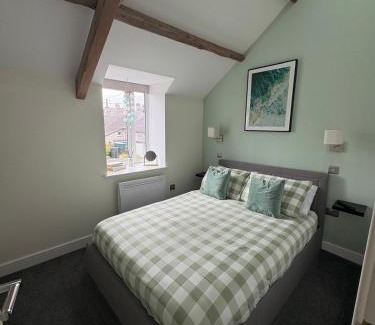 Brynsiencyn House | Gwens House - Traditional Cottage With Hot Tub