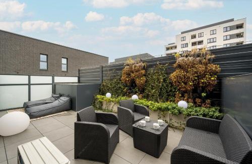 Krzyki Apartment | Gwiaździsta Elegant Apartment for 6 Guests with Balcony & Parking by Noclegi Renters