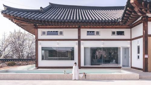 Gyeongju House | Gyeongju Raum The Hanok Pool Villa
