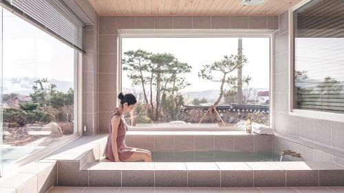 Gyeongju House | Gyeongju Raum The Hanok Pool Villa