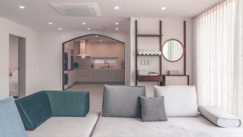 Gyeongju House | Gyeongju Raum The Hanok Pool Villa