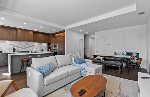 South Pandosy House | gyro beach getaway resort