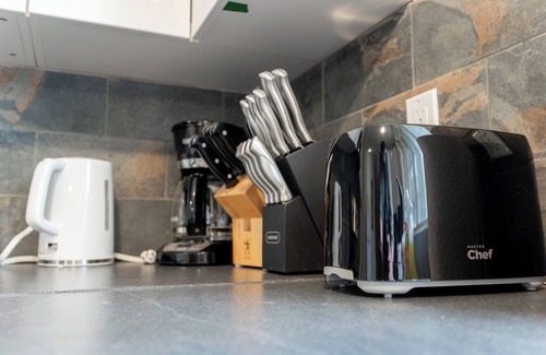 Calgary House | H@Home 5BR2BTH entire house close to YYC/Deerfoot Mall