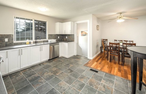 Calgary House | H@Home 5BR2BTH entire house close to YYC/Deerfoot Mall