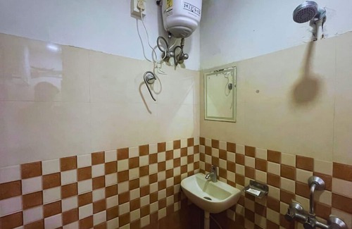 Sualkuchi Hotel | H K Residency Near Kalakshetra