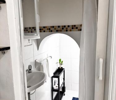 Barrios Unidos House | Habitación doble con entrada independiente y baño privado