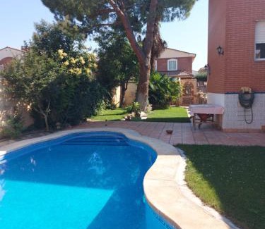 Azuqueca de Henares Apartment | Habitación,Piscina y Jardín