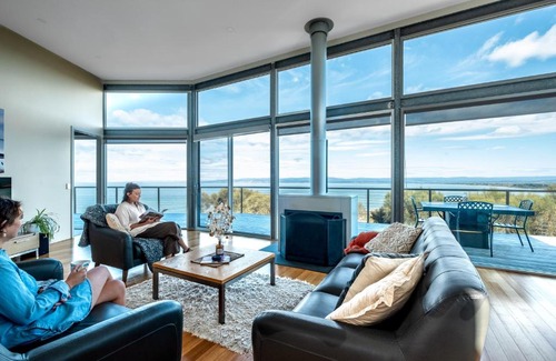 Coles Bay House | Halcyon ~ Immerse yourself in the sky and sea
