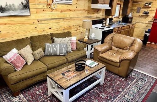 Mena Villa | Halfmoon Hideaway-Cozy 2 bdr cabin Mena AR