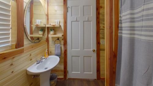 Mena Villa | Halfmoon Hideaway-Cozy 2 bdr cabin Mena AR