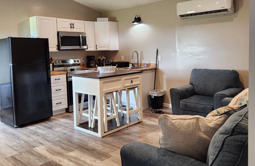 Fort Scott Cabin | Hammond Hideaway, Lovely cabin 12 miles north of Fort Scott.