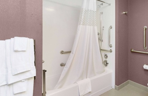 Homeacre-Lyndora Hotel | Hampton Inn Butler