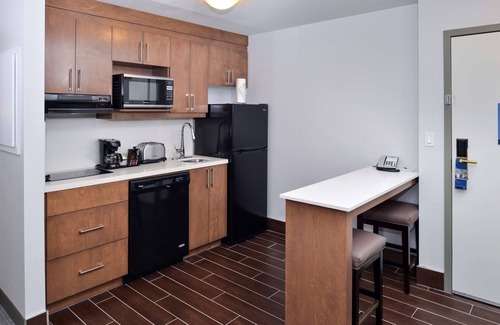 Banff Trail Hotel | Hampton Inn & Suites By Hilton Calgary- University Northwest