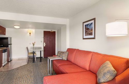 Glendale Hotel | Hampton Inn & Suites Denver - Cherry Creek