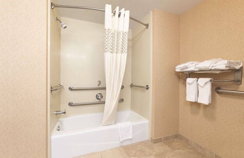 Greenfield Hotel | Hampton Inn & Suites Greenfield