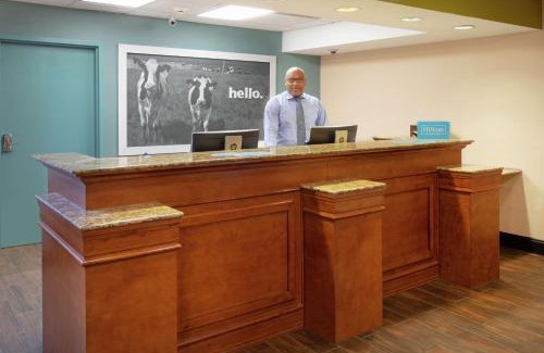 Merriam Hotel | Hampton Inn & Suites Kansas City-Merriam