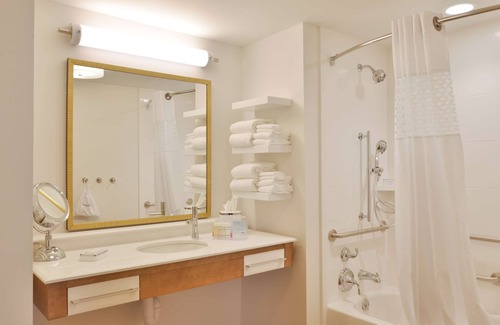 Lake Hallie Hotel | Hampton Inn & Suites Chippewa Falls