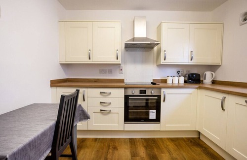 Hanham Apartment | Hanham Apartment Long Stay Discounts Sleep 9