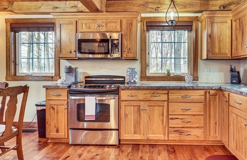 Dundee Cabin | 'Happy Haven Hill' Cabin w/Patio & Fire Pit!