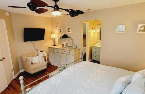 Saint Simons Island House | Harbour Oaks Professionally decorated downstairs really nice 3 bedroom
