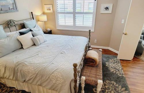 Saint Simons Island House | Harbour Oaks Professionally decorated downstairs really nice 3 bedroom