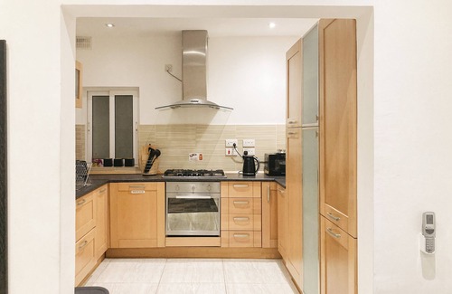 Kalkara Apartment | Harbour Pearl Stylish, Spacious, King-Size Bed