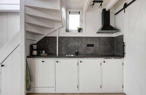 Woudsend House | Harboursuite 2 incl. motorboot by Interhome